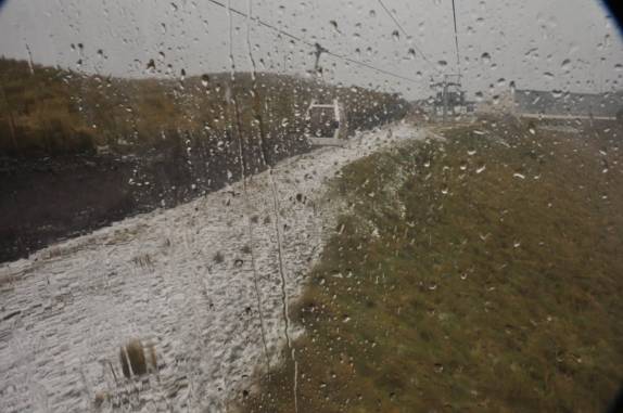 Muita chuva e granizo no teleférico em Quito, no Equador